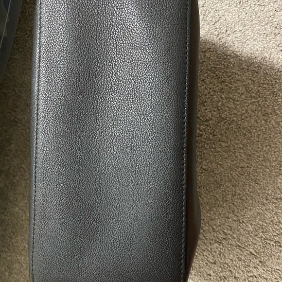 Louis Vuitton - Picture 5 of 6